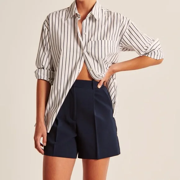Abercrombie & Fitch Ultra High Rise Tailored Pleated Shorts in Navy - Picture 2 of 6